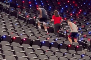 今日?qǐng)錾嫌?xùn)練結(jié)束后，登哥還進(jìn)行爬樓梯加練！