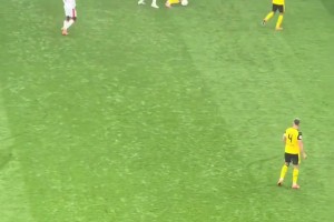 如出一轍小貝林厄姆這踢球風(fēng)格像極了哥哥啊