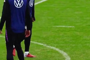 六親不認(rèn)的步伐！國家隊訓(xùn)練中的快樂阿德耶米！