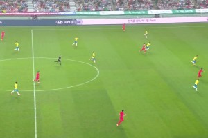 有一說一！李剛?cè)蔬@長傳腳法真是一絕啊