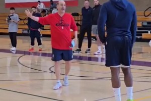 登哥認真聽講！范甘迪給快船球員講解防守站位