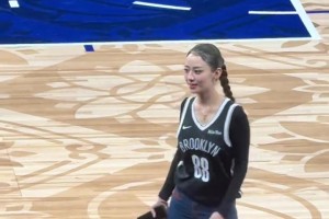 吉娜穿籃網(wǎng)球衣在場邊，真是便宜郎朗那小子了