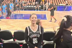 身材真好啊吉娜現(xiàn)身NBA中國賽 打招呼還秒回應(yīng)