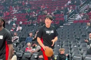 楊瀚森與場(chǎng)邊兩位小球迷互動(dòng)，小球迷得到回應(yīng)后相當(dāng)激動(dòng)！