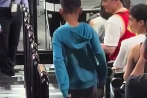 可惜沒能上場！周琦兒子跑去現(xiàn)場看曾凡博，被小曾直接舉起來！