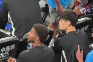 到了第四節(jié)還沒上場！現(xiàn)場觀眾不干了，大喊：換曾凡博！