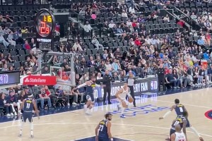 船蜜大喜！大洛點飛瓦蘭橫撤步飚進三分，首節(jié)第3記三分了！