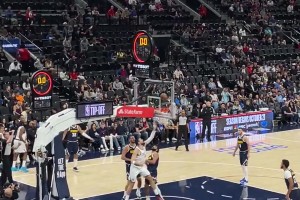 登哥這傳球真是又快又準！一記擊地妙傳助攻祖巴茨籃下打2+1！