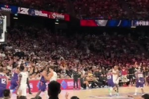 你們故意的吧太陽進(jìn)壓哨3分 全隊(duì)統(tǒng)一花里胡哨手勢慶祝