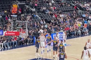 老船長登場！保羅作為快船球員首次在新主場出戰(zhàn)，全場熱烈掌聲！