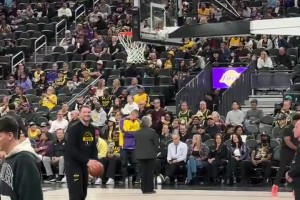 場(chǎng)下觀戰(zhàn)手癢啊暫停期間，東契奇跑上場(chǎng)偷練花式打板投籃~