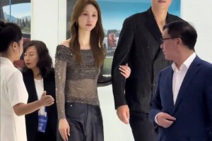 焦點(diǎn)不是車！是周鵬身邊美到窒息的愛(ài)妻?