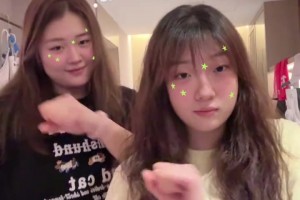 可愛(ài)喔！“大寶貝”劉禹彤與“小李夢(mèng)”王櫻霓合拍手勢(shì)舞