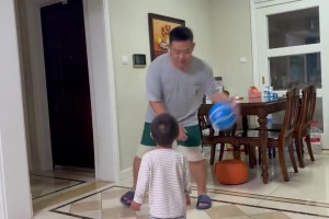 爸爸帶娃：沒(méi)有危險(xiǎn)的時(shí)候爸爸就是最大的危險(xiǎn)