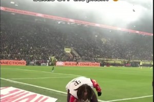 一身反骨！詼諧一刻：奧利塞大戰(zhàn)多特蒙德工作人員！