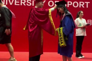 很給面子了！拜仁球迷的書記給多特球迷女孩撥穗