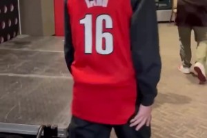 太呆萌了！楊瀚森現(xiàn)在走到哪，都背著這個(gè)粉色小書包！