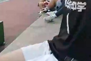 好家伙，看這腿毛我還以為是男的，結(jié)果竟是小姐姐