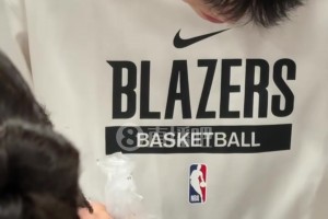 被團(tuán)團(tuán)圍?。铄瓰樾∏蛎訢IY甜品，涂醬涂得很認(rèn)真~