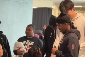 很受喜愛(ài)啊楊瀚森參與開(kāi)拓者社區(qū)活動(dòng)，與小球迷握手互動(dòng)~