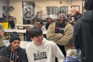 完全融入啦~楊瀚森參加開(kāi)拓者社區(qū)活動(dòng)，笑得很開(kāi)心啊