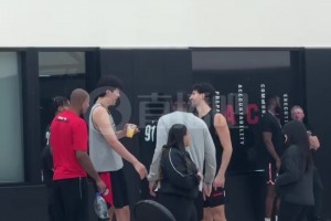 準(zhǔn)備迎接揭幕戰(zhàn)！楊瀚森隊內(nèi)訓(xùn)練拿著一杯飲料，和隊友有說有笑