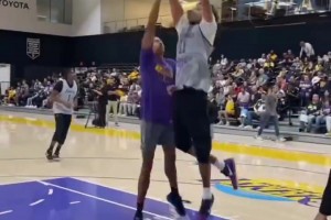 明天就開(kāi)打！湖人隊(duì)內(nèi)訓(xùn)練：布朗尼超級(jí)拉桿，東契奇絲滑左手拋投