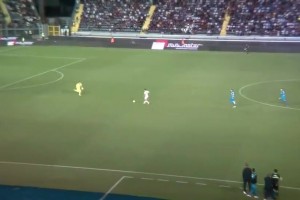 曾經(jīng)的基耶薩！球迷：只有踢過球的才知道，這一下爬起來有多難