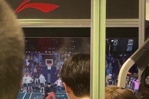 現(xiàn)場(chǎng)人氣爆棚瀚森與球迷2K單挑，用馬盧阿奇血帽+隔扣自己