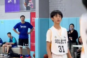 有點(diǎn)小帥?。【W(wǎng)友偶遇鄧超和孫儷看兒子打比賽~