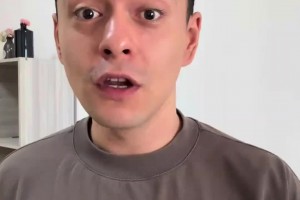 解說(shuō)依力周鵬打?qū)κ诸^：超出籃球的惡劣動(dòng)作 違反體育道德精神~