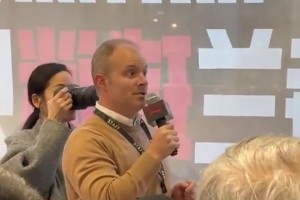 外國(guó)球迷用中文提問(wèn)楊瀚森：你覺(jué)得在NBA訓(xùn)練和在山東有何區(qū)別