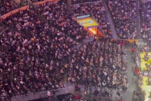 還惦記著這事湖人揭幕戰(zhàn)，全場(chǎng)球迷高喊：謝謝獨(dú)行俠GM尼科