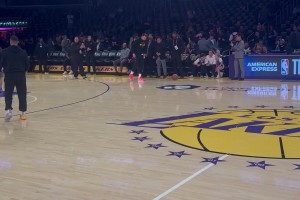 這球感是真無(wú)敵！東契奇賽前玩后場(chǎng)超遠(yuǎn)三分，直接空心入網(wǎng)