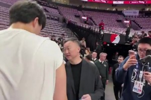 師徒情深！青島主帥劉維偉現(xiàn)場給楊瀚森助威，還和前外援里斯聊天