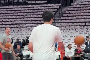 來自馬刺冠軍中鋒的指導(dǎo)！楊瀚森賽前訓(xùn)練，斯普利特特地上前指點(diǎn)