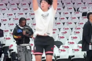 這手型如何？楊瀚森常規(guī)賽首秀賽前熱身練習(xí)外線投籃~