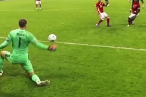 麒麟臂vs金剛腿！C羅近距離暴力射門，諾伊爾竟能單掌擋出！