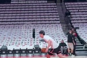 常規(guī)賽首秀上腳中國紅戰(zhàn)靴！楊瀚森熱身練習(xí)正面突破上籃