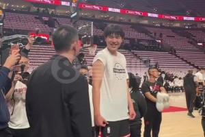 見證NBA常規(guī)賽首秀！劉維偉與楊瀚森師徒見面，一陣熱聊啊~