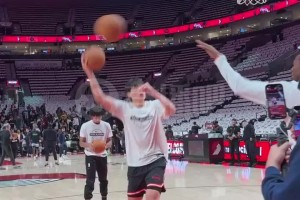 今天常規(guī)賽首秀！小吧拍到楊瀚森在賽前猛練籃下小勾手~