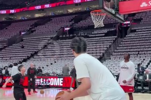 終結(jié)是必修課！楊瀚森賽前熱身練習(xí)勾手&內(nèi)線扣籃！