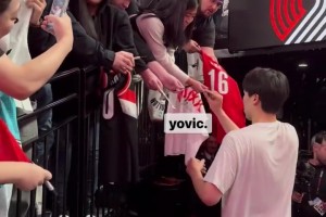 很多中國球迷觀戰(zhàn)首秀??！楊瀚森為球迷送上簽名并耐心互動(dòng)~