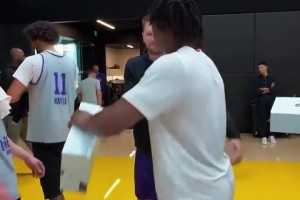 東子老板大氣～給湖人球員一人送了一雙球鞋