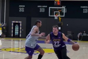 湖人最新訓(xùn)練集錦：東契奇依舊生猛！布朗尼居然學(xué)了不沉球投籃！