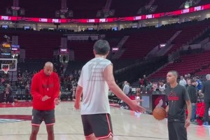 楊瀚森賽前的護(hù)框練習(xí)起作用了！今天上場送了兩記大帽！