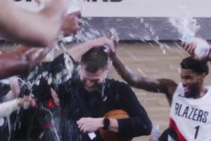 一掃陰霾！開拓者全員潑水慶祝斯普利特首勝小楊潑得很開心啊