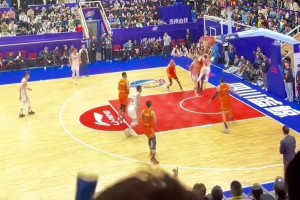 身高175的馬蘭維爾在CBA秀翻了，防守人伸腳也攔不住