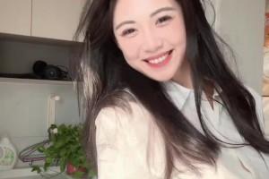 清純風(fēng)！卓識(shí)身穿一件白色襯衣牛仔褲跳手勢(shì)舞：天氣好好~