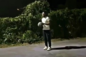 當(dāng)籃球運(yùn)動員在路邊發(fā)現(xiàn)野生籃筐。。。